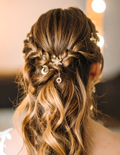Bridal Hairstyle with Celestial Hairpins: Wonder and Enchantment